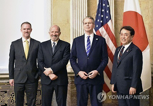 지난 1일(현지시간) 미국 워싱턴DC에서 열린 미국과 일본 간 2차 관세 협상에서 양국 참가자들이 기념 촬영하고 있다. 연합뉴스